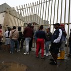 Familiares de reos fallecidos en una cárcel de Ecuador esperan por información, en una fotografía de archivo.