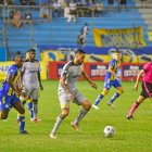 Francisco Fydriszewski (c), delantero de Aucas, se enojó al ser sustituido del campo ante Delfín.