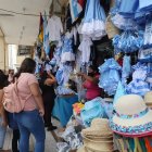 Los estudiantes usan los atuendos para participar en los desfiles y pregones.  Los dueños de locales exponen una variedad de prendas y recuperan ventas.