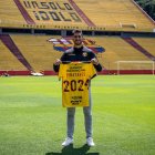 Bruno Piñatares, mediocampista de Barcelona, muestra la camiseta con el número 2024 en el dorsal, año hasta el que renovó contrato.