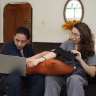 Solución. Los estudiantes deben leer la teoría y practicar entre ellos mismos en sus casas. No hay aulas.