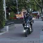 Norte. Frente al parque La Carolina, en la av. de los Shyris, un motorizado decidió avanzar por la acera. Esquivó a los peatones para ganarle al tráfico.