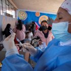 El plan de vacunación del país utiliza las vacunas de la farmacéutica estadounidense Pfizer, de la británica AstraZeneca y de las chinas Sinovac y Cansino, esta última de una sola aplicación o para refuerzo.