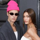 El cantante canadiense Justin Bieber (i) y la modelo estadounidense Hailey Bieber (d)