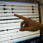Sismólogos muestran un gráfico de un sismo, en una fotografía de archivo.
