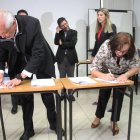 Firma. Al finalizar la jornada del lunes, quienes participaban de la mesa dos suscribieron el acuerdo alcanzado.