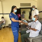 Los residentes reciben ayuda de los enfermeros para sus actividades diarias