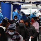 Ciudadanos esperan para realizarse pruebas PCR para la detección de la covid-19 en Quito (Ecuador), en una fotografía de archivo.