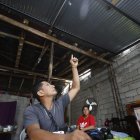 El proyectil impactó en el techo de la casa e hirió a la niña.