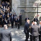 El expresidente estadounidense Donald Trump (extrema izquierda), su esposa Melania, sus hijos Barron, Ivanka, Eric y Donald Jr caminan detrás del féretro con los restos de su exesposa y madre de sus hijos, Ivana Trump, en Nueva York (EE.UU.)