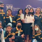 Dayana Flores junto a sus compañeros y maestros.