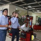 José Borbor, estudiante del Colegio Alemán Humboldt, recibe capacitación en la empresa Conauto, donde realiza la mitad de su formación.