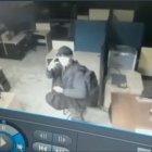 Captura. El sujeto se retira de lugar con los equipos pero antes se despide de la cámara de seguridad.