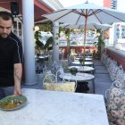 Juliana se encuentra en la calle Panamá.