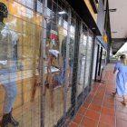1. Refuerzo. En la avenida Amazonas y calle Juan Pablo Sáenz, el propietario del local afectado por tres visitas de delincuentes invirtió 1.500 dólares para colocar rejas en todo el local.