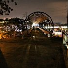 En los pasillos. Los peatones caminan con miedo a lo largo de los extensos pasos peatonales que se observan apagados hace varios años. Algunas zonas se encuentran vandalizadas.