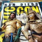 Chris Canole (R), y Kyron Art, posan para fotografías durante la inauguración de Comic Con 2022, en San Diego, California, EE.UU., el 21 de julio de 2022.