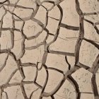 Suelo resquebrajado de un río seco