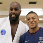 El futbolista Kylian Mbappe (PSG) (i) y Teddy Riner, doble campeón olímpico individual, oro por equipos y diez veces campeón mundial, en el instituto Kodokan, en Tokio