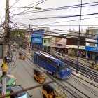 Hecho. Una maraña de cables causa molestias en la avenida 15 de Agosto.