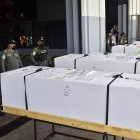 Fotografía de las cajas que contienen los cuerpos de los migrantes hondureños fallecidos dentro de un contenedor en Estados Unidos, hoy, en el Aeropuerto Internacional Ramón Villeda Morales, en San Pedro Sula (Honduras).