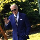 Washington (Usa), 20/07/2022.- US President Joe Biden waves as he departs the White House in Washington, DC, USA, 20 July 2022, en route to Somerset, Massachusetts to deliver remarks on a clean energy future. (Estados Unidos) EFE/EPA/Yuri Gripas / POOL