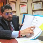 Raúl González, el nuevo superintendente de Bancos, muestra un documento con que el que asegura desvirtúa acusación de inhabilitación por contrato con el Estado.