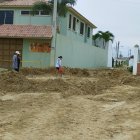 Tierra. En la calle principal de Costa de Oro, hay montículos de tierra que dificultan el paso. En unos tramos, las lomas han quedado, pese a que la calle ya fue intervenida para el alcantarillado.