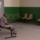 Un hombre espera en un pasillo del Hospital Universitario de La Piax, en Puerto Príncipe (Haití), en una fotografía de archivo.