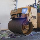 Una máquina aplanadora pasa por encima de decenas de botellas de plástico para iniciar el proceso de reciclado, el 22 de julio de 2022, en Galápagos (Ecuador).