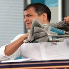Expresidente. Rafael Correa gustaba de romper un periódico en las sabatinas porque no le gustaba un titular.