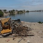 Cerca de la Playita del Guasmo, este es el panorama: basura, piedras y palos junto al estero. Los urbanistas hacen énfasis en la necesidad de invertir en el entorno, a fin de que el sitio se torne amigable y haga sentir a las familias que son tomadas en cuenta. Esos sitios pueden ser hasta un imán turísticos.