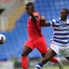 Moisés Caicedo (i), del Brighton, en una disputa con un jugador del Reading.