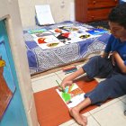 Jeremías Maury pinta el  monumento al papagayo, emblema de la ciudad.