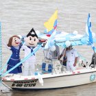 Juan y Juanita Pueblo, a bordo de una embarcación, abrieron el desfile.