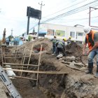 Trabajos. Las cuadrillas de obreros excavan para retirar la antigua tubería de asbesto y cambiarla por una de PVC.