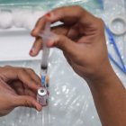 Vista de una enfermera preparando una vacuna, en una fotografía de archivo.