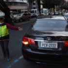 1. Pugna. Entre los cuidadores se disputan los espacios de parqueo desde las 17:00.