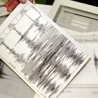 Vista de varios gráficos que muestran la señal originada por un sismo, en una fotografía de archivo.