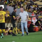 Jorge Célico (d), entrenador de Barcelona, conversa con sus asistente Christian Gómez, durante el empate 2-2 ante 9 de Octubre.