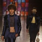 Modelos desfilan un diseño del colombiano Juan Pablo Socarras durante la pasarela "A-Mar" del proyecto Historias hechas a mano, hoy en el desfile inaugural de Colombiatex + Colombiamoda 2022 en Medellín