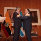 El presidente de la República, Guillermo Lasso, condecoró al director Galo Martínez Leisker.
