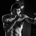 El ecuatoriano manejó bien la distancia en el octágono, pero un golpe marcó la diferencia.