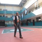 La obra. El padre Simón camina por el patio de una de sus grandes complejos educativos que ha levantado en estos 20 años en varios puntos de la ciudad.