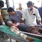 Un afectado por el consumo de alcohol adulterado es atendido por los médicos/ EFE /KRUTIKARAJ SOLANKI