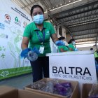 Hecho. Instantes en que las botellas son lavadas.