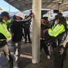 Requisas. Los uniformados revisan a personas con actitud sospechosa que circulan en los andenes del corredor.