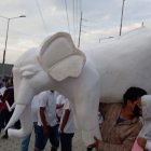 Con un monigote de elefante blanco, los habitantes protestaron en la avenida principal del cantón.