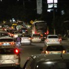 Los moradores pasan más de 20 minutos esperando una oportunidad de cruzar las calles, donde ningún carro da espacio para el cruce de los peatones.
