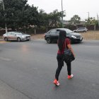 Entre el tiempo de espera y arriesgarse a cruzar la calle, varios residentes prefieren la segunda opción, y llegar pronto a sus hogares.